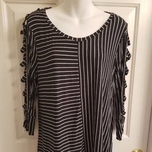 Jennifer Lopez B&W top with sexy arms - size L